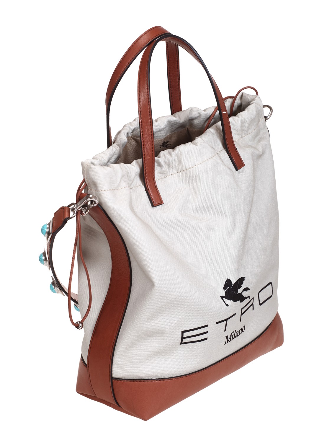 shop ETRO  Borsa: Etro borsa sacca in cotone e dettagli in pelle a contrasto della collezione Crown Me.
Decorata con logo Etro e Pegaso stampato.
Impreziosita da borchie turchesi cabochon applicate sulla tracolla.
Chiusura con coulisse in pelle.
Manici in pelle (altezza: 11 cm).
Tracolla removibile (altezza: 23 cm).
Tasca interna.
Fodera in tessuto logato ETRO.
Borchie in argento lucido e pietra turchese.
Accessori metallici con finitura color palladio.
Dimensioni: 26,5 X 31 X 10 cm.
Composizione esterno: 100% cotone.
Fodera: 66% cotone, 34% poliestere.
Made in Italy.. 1N625 8801-0800 number 9240030